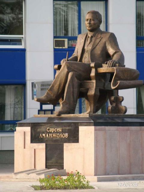 Памятник  Сарсену Аманжолову у здания Восточно-Казахстанского государственного университета